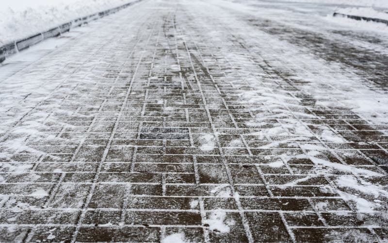 Тротуарная плитка зимой - новости Монолит-Т